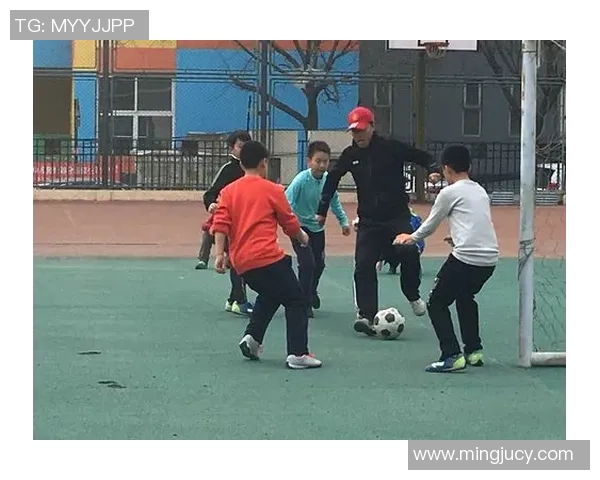 《从绿茵场到人生新篇章：退役足球明星的真实故事与心路历程》